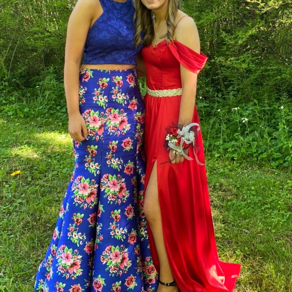 size small but fits like a 4.worn once. sequin belt comes with the dress! - Picture 2 of 3